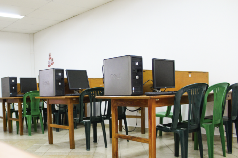 The School of Electrical, Electronic and Telecommunications Engineering invites you to get to know its Electronics Laboratory. Electronics Laboratory, which is at the disposal of its students and the educational community. Photo taken at the School, general plan of the desks with their respective desktop computers.