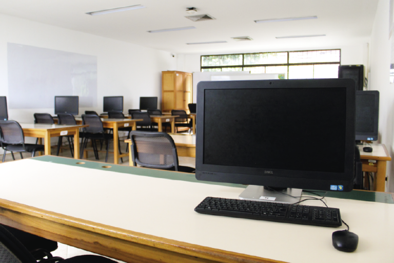 The School of Electrical, Electronic and Telecommunications Engineering invites you to know its Digital Systems Laboratory, which is available to its students and the educational community. Photo taken at the School, close-up of a desktop computer, in the background you can see more computers in their respective desks.