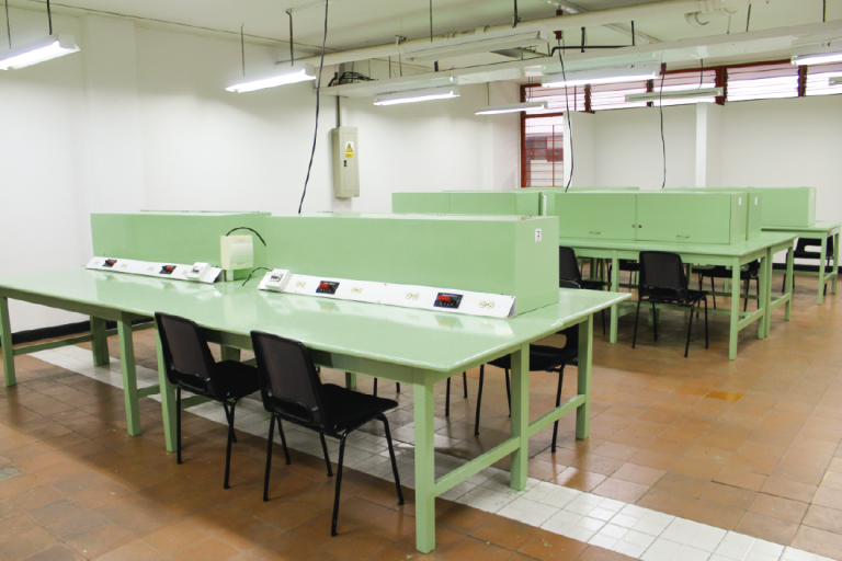 The School of Electrical, Electronic and Telecommunications Engineering invites you to get to know its Basic Training Laboratory, which is available to its students and the educational community. Photo taken in the laboratory, general plan of the work tables in green.