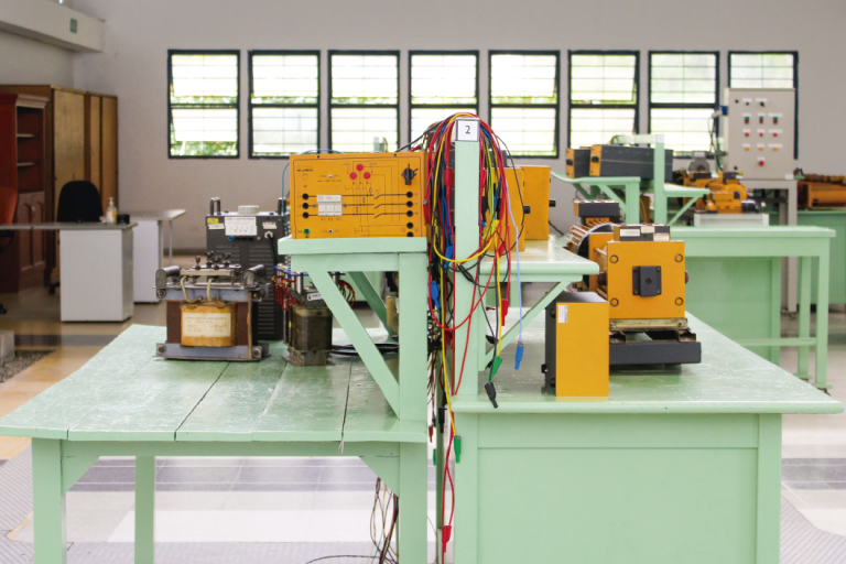 The School of Electrical, Electronic and Telecommunications Engineering invites you to get to know its High Voltage Laboratory, which is at the disposal of its students and the educational community. Photo taken at the School, general plan of the laboratory tables, which is equipped with all the machines and tools for the students' work.