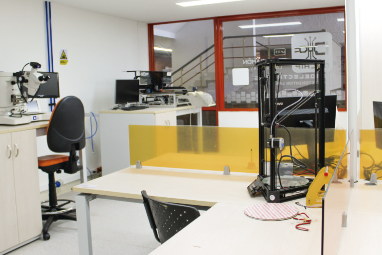 The School of Electrical, Electronic and Telecommunications Engineering invites you to get to know its ONCHIP Group Laboratory - Jorge Ramón Laboratory, which is at the disposal of its students and the educational community. Photo taken in the laboratory, close-up of one of its equipments.
