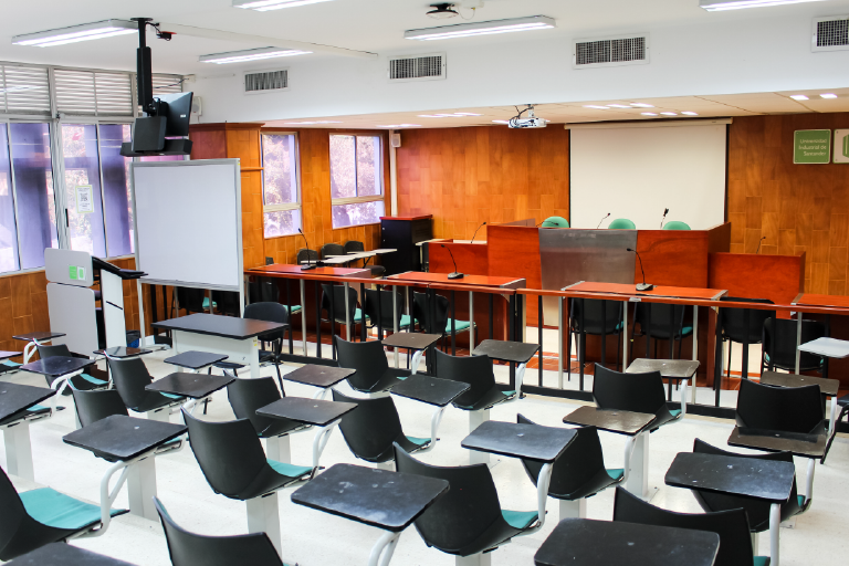 The School of Law and Political Science invites you to visit its Public Hearing Room, which is available to its students and the educational community. Photo taken at the School, in a general shot of the room where you can see a court and the chairs of the attendees.