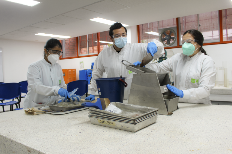 The School of Metallurgy and Materials Science invites you to get to know its Mineral Processing Laboratory, which is at the disposal of its students and the educational community. Photo taken at the School, in a general shot showing three students using the laboratory tools.