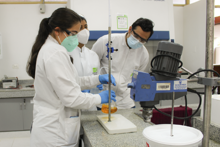The School of Metallurgy and Materials Science invites you to get to know its Hydrometallurgy Laboratory, which is at the disposal of its students and the educational community. Photo taken at the School, in a general shot showing three students using the laboratory tools.