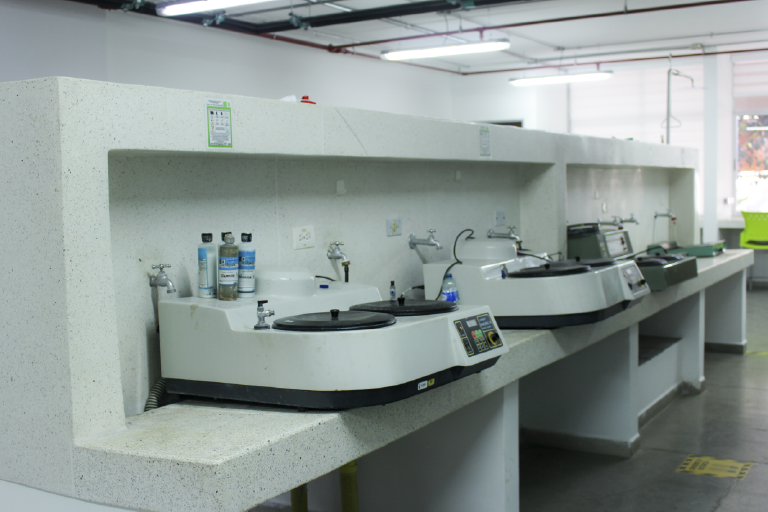 The School of Metallurgy and Materials Science invites you to get to know its Metallography and Microscopy Laboratory, which is at the disposal of its students and the educational community. Photo taken at the School, in a general plan where you can see all the machines in the laboratory.