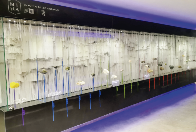 It is important for the School of Geology to show the facilities at the service of students and the university community. Photo taken at the school, plan generates the exhibition of the Museum of Minerals.