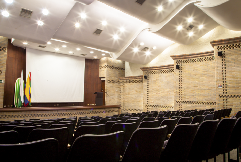 Photo taken at the School of Industrial and Business Studies, general plan of its auditorium. It is important for the School of Industrial and Business Studies, UIS, to show the facilities that are at the service of students and the university community.