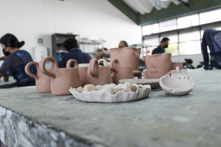 La Escuela de Diseño Industrial invita a que se conozca su Taller de Cerámica, el cual está a disposición de sus estudiantes y la comunidad educativa. Foto tomada en plano detalle de las piezas de cerámica elaboradas en el taller.