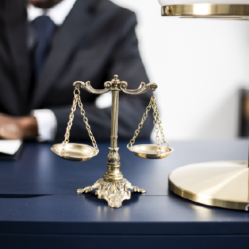 The School of Law and Political Science, UIS, presents to the educational community and the general public the research lines of its Research Group in Law and Constitutional Justice (GIDEIC). Photo taken from stock images where a balance appears in the foreground.