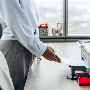 The School of Law and Political Science, UIS, presents to the educational community and the general public the lines of research of its Research Group on Law and Constitutional Justice (GIDEIC). Photo taken from stock images showing a woman in front of a printer.