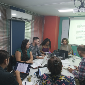 La Escuela de Idiomas UIS presenta a la comunidad educativa y al público en general las líneas de investigación de su Grupo de Investigación Cultura y Narración en Colombia (CUYNACO). Foto proporcionada por la Escuela donde aparecen los integrantes del grupo.