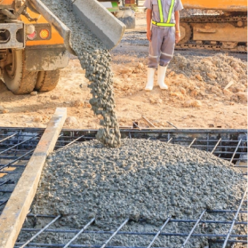 The School of Civil Engineering presents to the educational community and the general public the research lines of its research group Construction Materials and Structures (INME). Photo taken from stock images showing a cement mixture.
