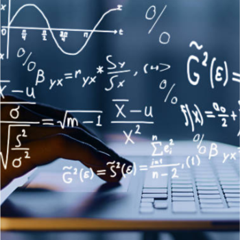 La Escuela de Matemáticas UIS presenta a la comunidad educativa y al público en general las líneas de investigación de su grupo de investigación Álgebra y Combinatoria (ALCOM). Foto tomada del stock de imágenes que muestra dos niños mirando a un tablero que tiene ejercicios matemáticos escritos.