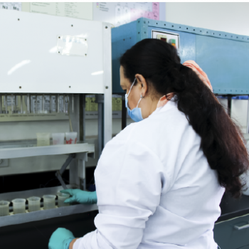 La Escuela de Química UIS presenta a la comunidad educativa y al público en general las líneas de investigación del Laboratorio Químico de Suelos (LQS)). Plano general del laboratorio donde una investigadora hace uno de las herramientas que tiene a disposición.