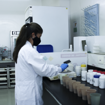 La Escuela de Química UIS tiene las herramientas necesarias para sus grupos de investigación. Plano medio de una investigadora realizando actividades con las muestras de laboratorio.