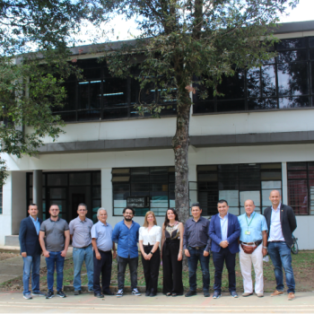 The School of Electrical, Electronic and Telecommunications Engineering, UIS, presents to the educational community and the general public the research lines of its Control, Electronics, Modeling and Simulation Group (CEMOS). Photo showing five members of the research group, standing and looking at the camera.