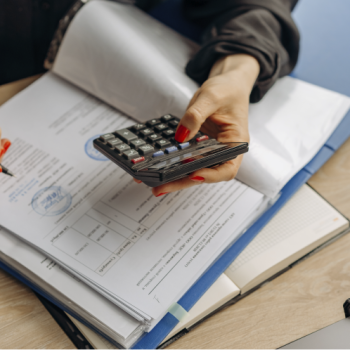 The School of Industrial and Business Studies, UIS, presents to the educational community and the general public the research lines of its Finance and Management Research Group (F&M). Photo taken from the stock images showing a person doing operations with a calculator.