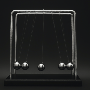 The School of Physics UIS presents to the educational community and the general public the research lines of its Plasma and Corrosion Physics and Technology (FITEK) group. Photo taken from stock images showing a pendulum with five spheres.