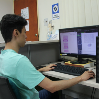 The School of Systems and Computer Engineering, UIS, presents to the educational community and the general public the research lines of its Algorithm Design and Multidimensional Data Processing (HDSP) Research Group. Photo showing a student in front of a computer.