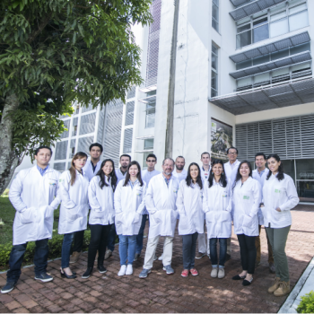 The School of Physics UIS presents to the educational community and the general public the research lines of its Laboratoy Atomic and Molecular Spectroscopy (LEAM). Photo provided by the research group showing its members in front of a building.